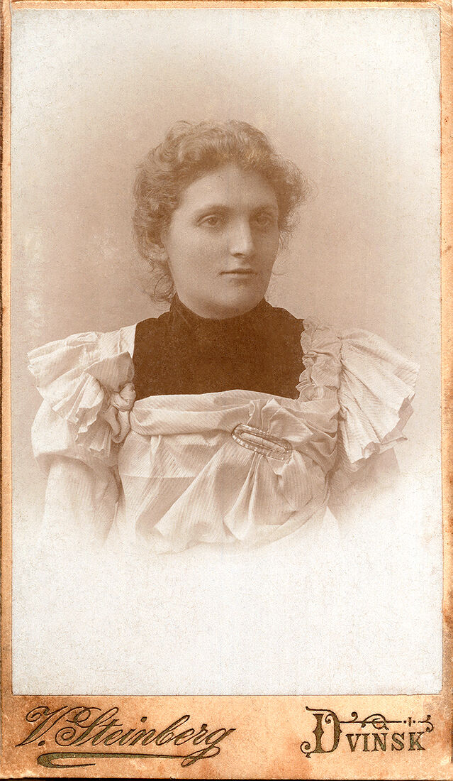 Визитъ портретъ.  На лицевой сторонѣ:  V. Steinberg Dvinsk  На оборотной сторонѣ:  Фотографiя В. Штейнберга Двинскъ  на углу Владимiрской и Дворянской  рядомъ съ Государствен. Банкомъ  собств. домъ  Негативы сохраняются для повторит. заказовъ. (Собранiе А.Л. Красоткина. Томъ XVII).