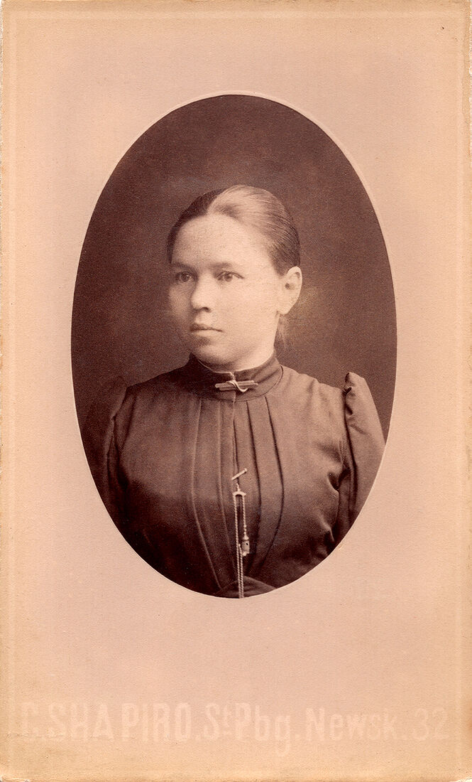 Кабинетъ портретъ.  На лицевой сторонѣ:  C. Shapiro St. St. Pbg Newsk. 32  На оборотной сторонѣ:  Константинъ Александровичъ Шапиро  Невскiй 18-12 С. Петербургъ  Фотографъ Его Императорскаго Высочества  В. К. Владимiра Александровича  и Ея Императорскаго Высочества  В.К. Марiи Павловны. (Собранiе А.Л. Красоткина. Томъ XVII).