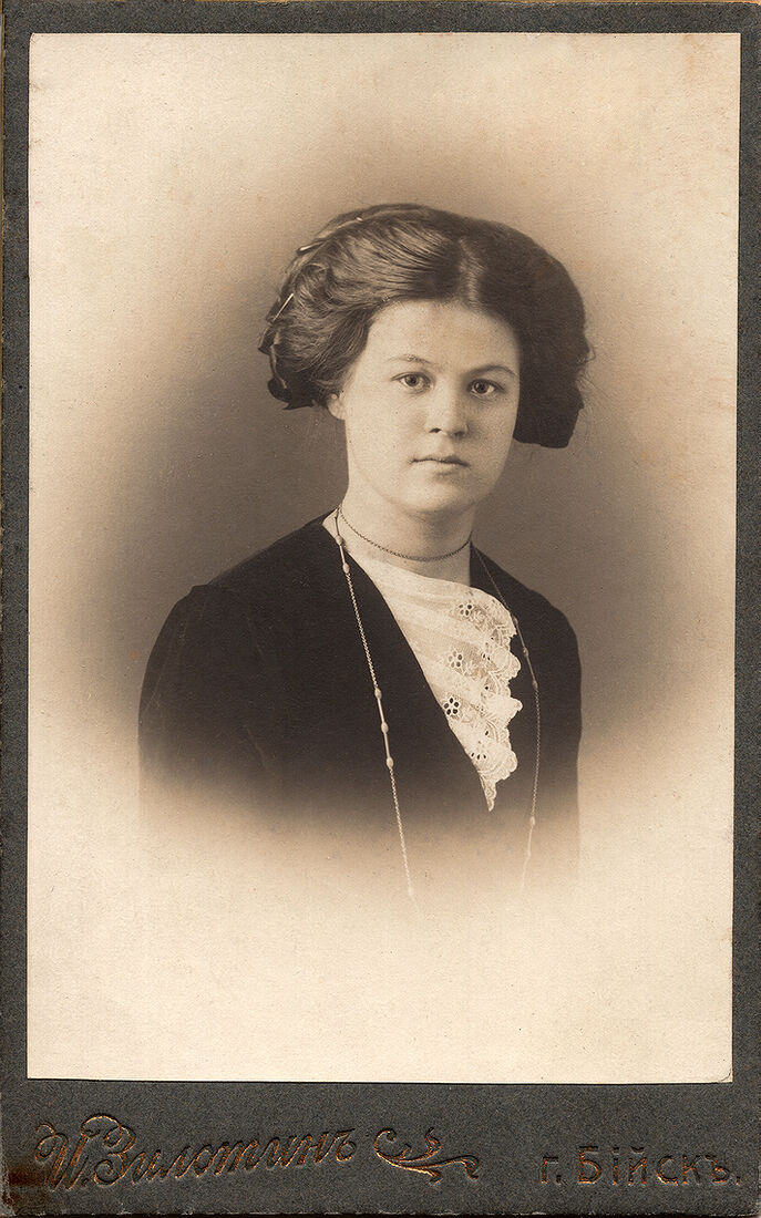 Визитъ портретъ.  На лицевой сторонѣ:  Елизаветѣ  отъ А. Карповой  И. Зилотинъ г. Бiйскъ.  На оборотной сторонѣ:  Фотографiя И.А. Зилотина г. Бiйскъ  Негативы Сохраняются. (Собранiе А.Л. Красоткина. Томъ XVII).