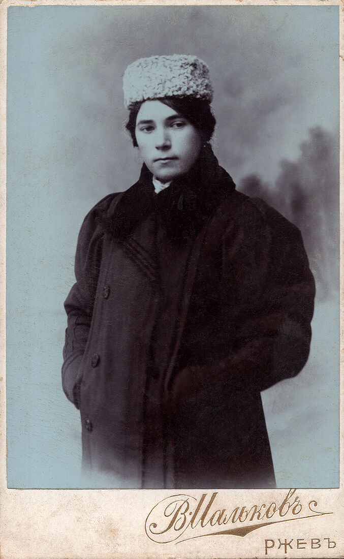 Кабинетъ портретъ.  На лицевой сторонѣ:  В. Мальковъ Ржевъ  На оборотной сторонѣ:  На память дорогой родной семьѣ  отъ искренно любящей Мани  1907 года 17 декабря.  Вспоминайте когда-нибудь меня.  Награды за выставки въ Москвѣ 1896 г.  Похвальный отзывъ въ Стокгольмѣ  дипломъ на сереб. медаль  Фотографъ В. Мальковъ  за участiе въ конкурсѣ  Императорск. Техническаго общества  въ Одессѣ 1901г.  почетный дипломъ первой степени  Негативы Хранятся. (Собранiе А.Л. Красоткина. Томъ XVII).