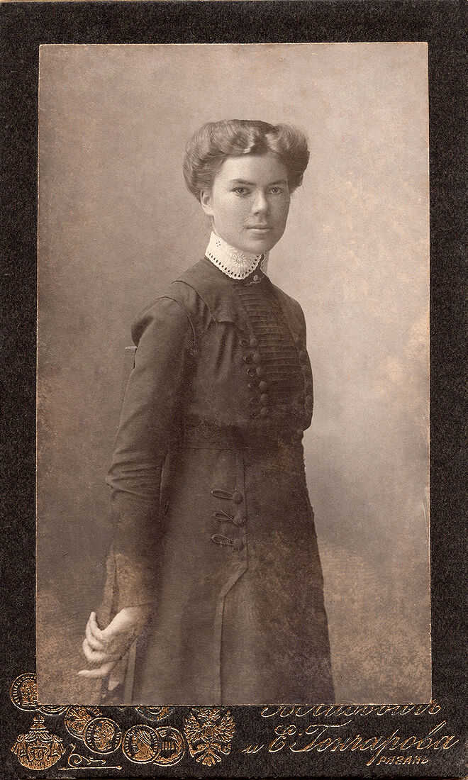 Визитъ портретъ.  На лицевой сторонѣ:  В. Либовичъ и Е. Гончарова  Рязань  На оборотной сторонѣ:  В. Либовичъ и Е. Гончарова  Члены Рязанской Архивной Комиссiи  Премированы на 16 выстав.  Рязань  Негативы Хранятся. (Собранiе А.Л. Красоткина. Томъ XVII).