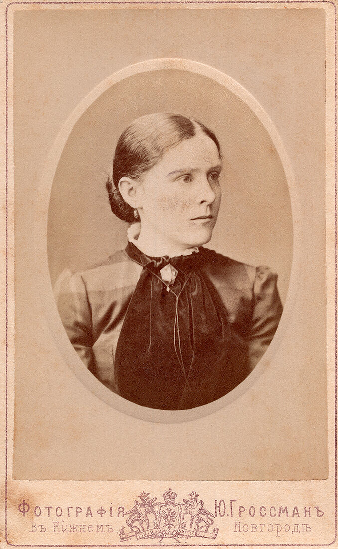 Визитъ портретъ.  На лицевой сторонѣ:  Фотографiя Ю. Гроссманъ  въ Нижнемъ Новгородѣ  Оборотъ чистый. (Собранiе А.Л. Красоткина. Томъ XVII).