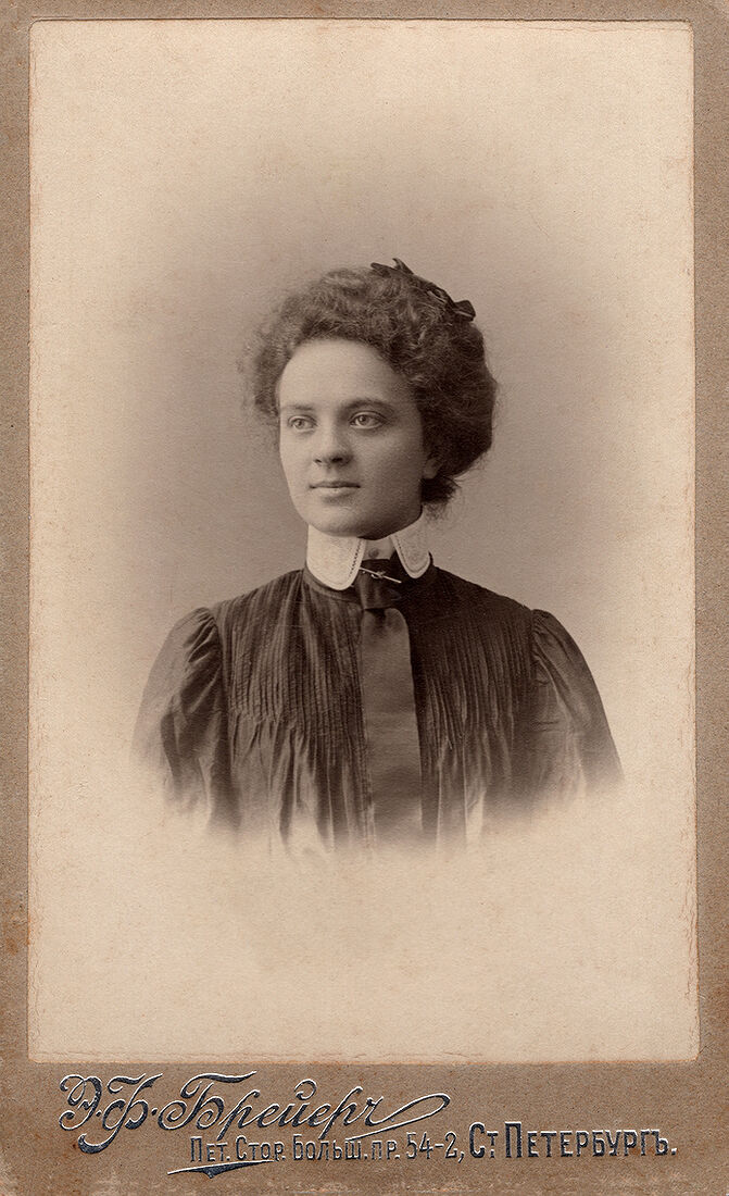 Визитъ портретъ.  На лицевой сторонѣ:  Э.Ф. Брейеръ  Пет. стор. Больш. пр. 54-2,  Ст. Петербургъ  На оборотной сторонѣ:  Сохрани добрую память  о любящей тебя сестрѣ Ленкѣ  5-го октября 1909г.  Фотографiя Э. Брейеръ  С. Петербургъ  Петерб. Стор. Больш. пр. №54-2.  Негативы сохраняются. (Собранiе А.Л. Красоткина. Томъ XVII).