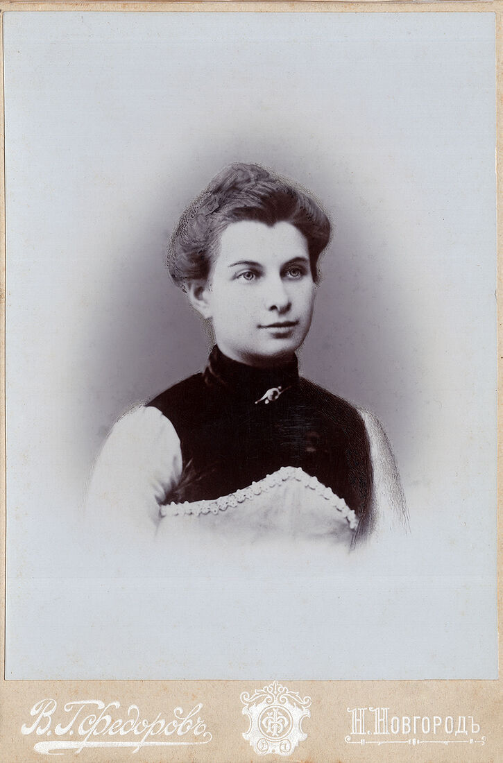 Кабинетъ портретъ.  На лицевой сторонѣ:  В. Г. Федоровъ Н. Новгородъ  На оборотной сторонѣ:  Фотографiя художника В. Г. Федорова   въ Н. Новгородѣ  Б. Покровская ул. домъ Курепина. (Собранiе А.Л. Красоткина. Томъ XVII).