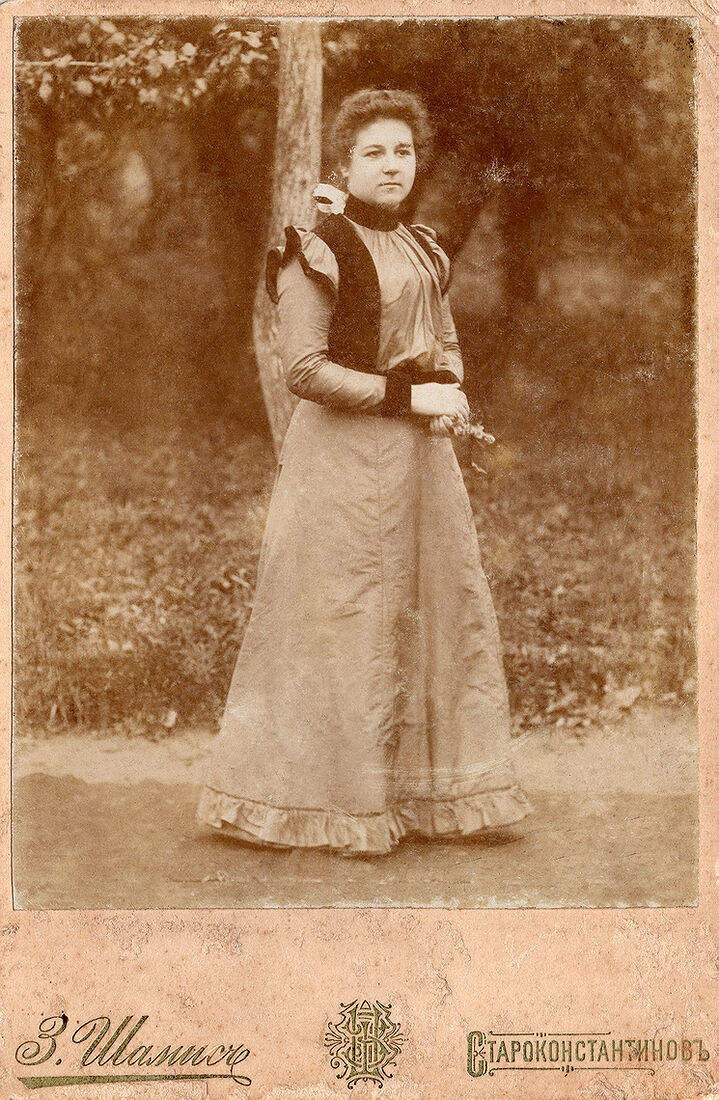 Кабинетъ портретъ.  На лицевой сторонѣ:  З. Шамисъ Староконстантиновъ  На оборотной сторонѣ:  Фотогорафiя З. Шамиса  въ Староконстантиновѣ и Любарѣ. (Собранiе А.Л. Красоткина. Томъ XVII).