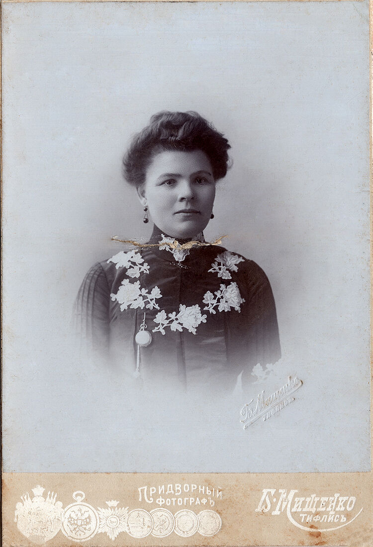 Кабинетъ портретъ.  На лицевой сторонѣ:  Придворный фотографъ Б. Мищенко Тифлисъ  На оборотной сторонѣ:  Придворный фотографъ Его Императорскаго Величества  Б. П. Мищенко Тифлисъ  Негативы Сохраняются. (Собранiе А.Л. Красоткина. Томъ XVII).