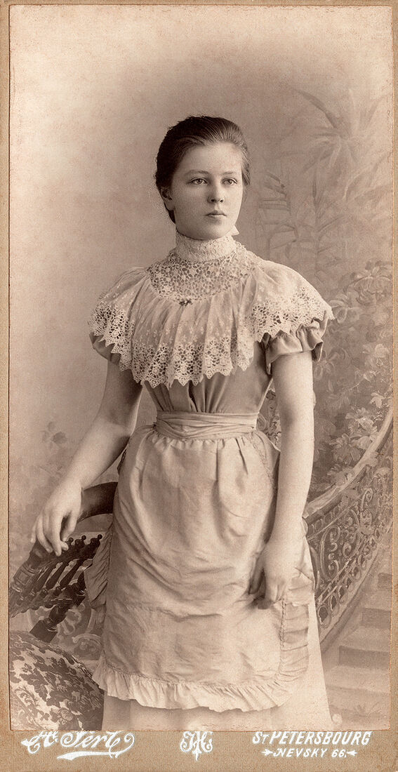 Кабинетъ портретъ.  На лицевой сторонѣ:  G. Perl St. Petersbourg Nevsky 66.  На оборотной сторонѣ:  1902г. 25 мая  Г. Перлъ Петербургъ  Невскiй, 66  Лѣтомъ въ Оранiенбаумѣ  Дворцовый пр. въ собствъ помѣщенiи. (Собранiе А.Л. Красоткина. Томъ XVII).