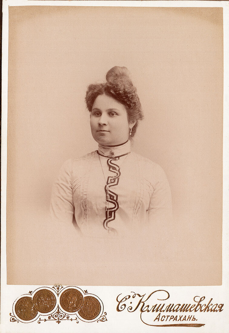 Кабинетъ портретъ.  На лицевой сторонѣ:  С. Климашевская Астрахань.  На оборотной сторонѣ:  Многоуважаемому доктору  Валерiану Мелхисидековичу  Колотыреву (?)  на добрыя воспоминанiя  (подпись неразборчиво)  1902 года 28 августа.  Фотографiя С. Климашевской  въ Астрахани  Из собрания А. Маркова. (Собранiе А.Л. Красоткина. Томъ XVIII).