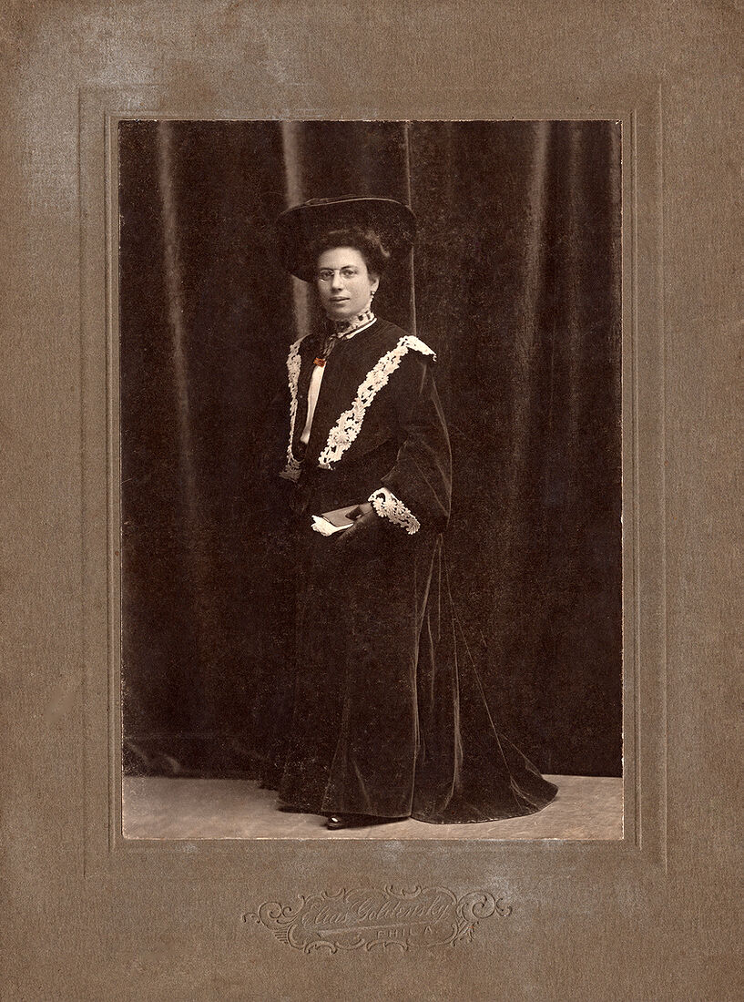 Портретъ дамы въ пенснэ.  Бланкъ: 19,8х15 см  Фото: 14х10 см  На лицевой сторонѣ:  Elias Goldensky  Phila  Оборотъ чистый. (Собранiе А.Л. Красоткина. Томъ XVIII).