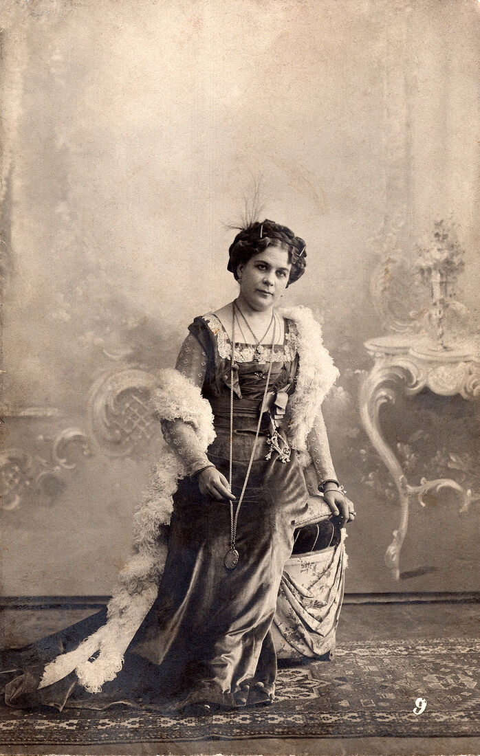 Портретъ дамы.  Открыточный форматъ.  Оборотъ чистый. (Собранiе А.Л. Красоткина. Томъ XIX).