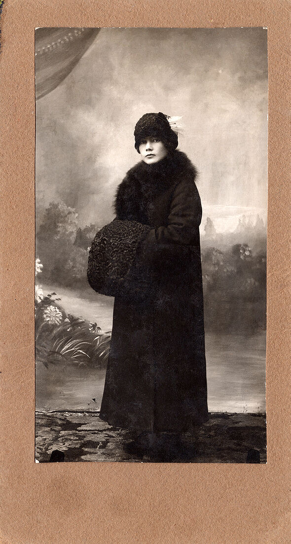 Портретъ молодой женщины съ муфтой.  Бланкъ: 18,6х9,7 см  Фото: 14,5х7,7 см  Оборотъ чистый. (Собранiе А.Л. Красоткина. Томъ XIX).