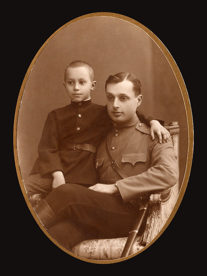 . Военные. img1779_16,7х10,7_6,2х6,2_14х10_1_final.jpg Очень трогательная фотографiя изъ новыхъ поступленiй въ собранiе Братья. Младший братъ, преисполненный гордости, обнимаетъ старшаго брата - вольноопредѣляющагося Русской Императорской Армiи и выпускника Императорскаго Университета (знакъ на груди). На оборотной сторонѣ подпись замазана чернилами. Такое нерѣдко встрѣчается среди старинныхъ фотографiй. Люди боялись указанiй личныхъ данныхъ, такъ какъ зачастую въ совѣтское время при массовыхъ обыскахъ у "бывшихъ", они служили доказательствомъ, на основанiи котораго человѣка арестовывали и подвергали репрессiямъ. Фото: 14х10 см. (Собранiе А.Л. Красоткина. Томъ XX).