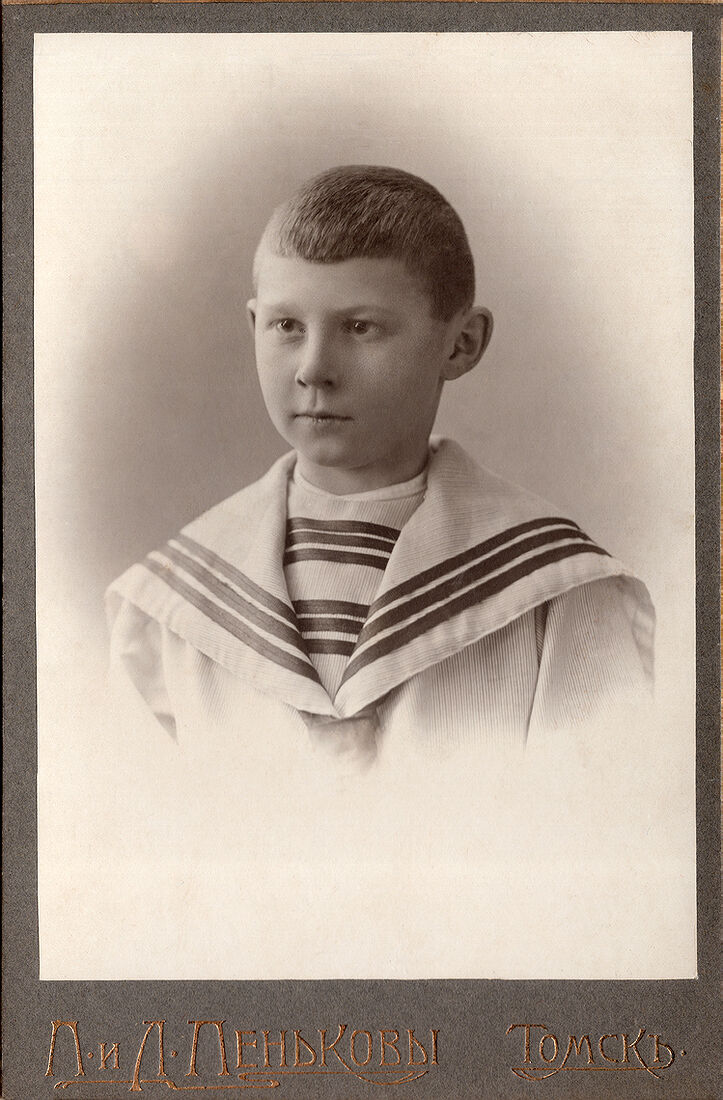 . Children. img1689_2_small.jpg Кабинетъ портретъ. На лицевой сторонѣ: П. и Л. Пеньковы Томскъ На оборотной сторонѣ: Фотографы П. и Л. Пеньковы Томскъ преемники В.Е. Коркина Томскъ Подгорн. пер. №2 Негативы сохраняются. (Собранiе А.Л. Красоткина. Томъ XIX).