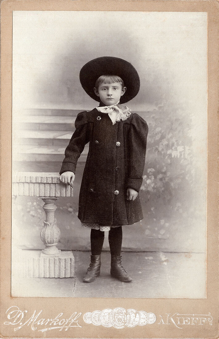 . Children. img1697_1_small.jpg Кабинетъ портретъ. На лицевой сторонѣ: D. Markoff a’ Kieff На оборотной сторонѣ: Фотографiя Э. Линкевича бывш. Д. Маркова Фотографъ Д. Марковъ Крещатикъ д. Кейль №6 Негативы сохраняются. Телефонъ № 964. Справка: Лянькевич Эд. | 1907 - 1911 Крещатик, 6 Линкевич Э. С. (Собранiе А.Л. Красоткина. Томъ XIX).