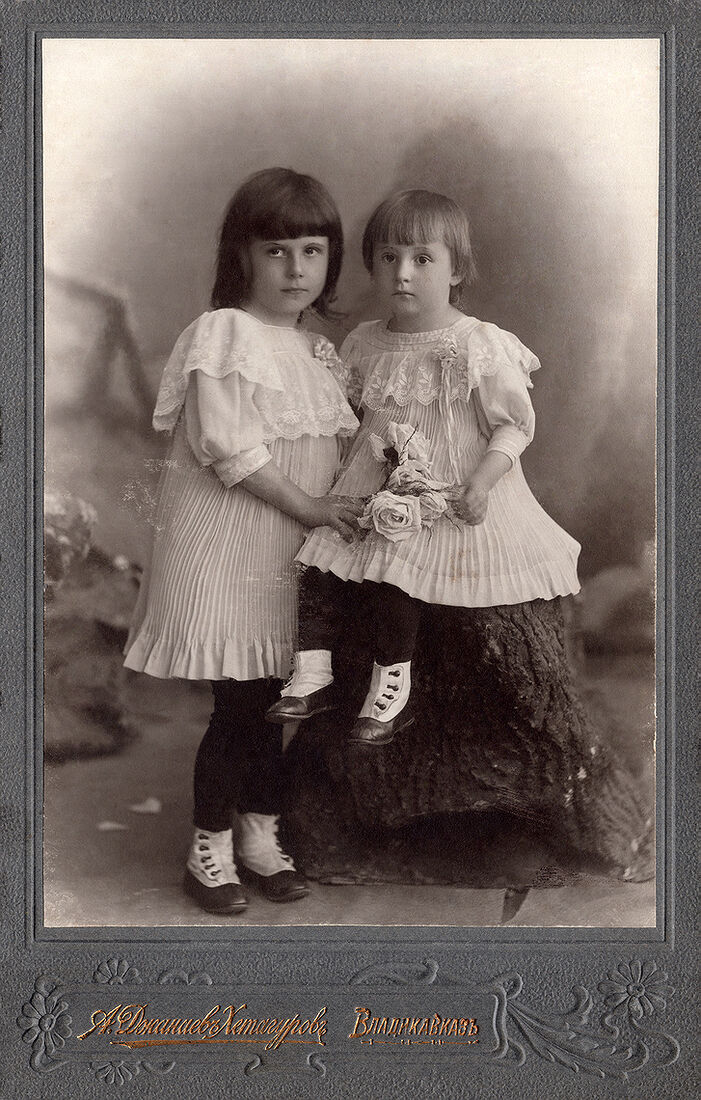 . Children. img1701_2_small.jpg Кабинетъ портретъ. На лицевой сторонѣ: А. Джанаевъ Хетагуровъ Владикавказъ На оборотной сторонѣ: Фотографiя Ак. Джанаева Хетагурова на Александровскомъ проспектѣ Владикавказъ Негативы хранятся. (Собранiе А.Л. Красоткина. Томъ XIX).