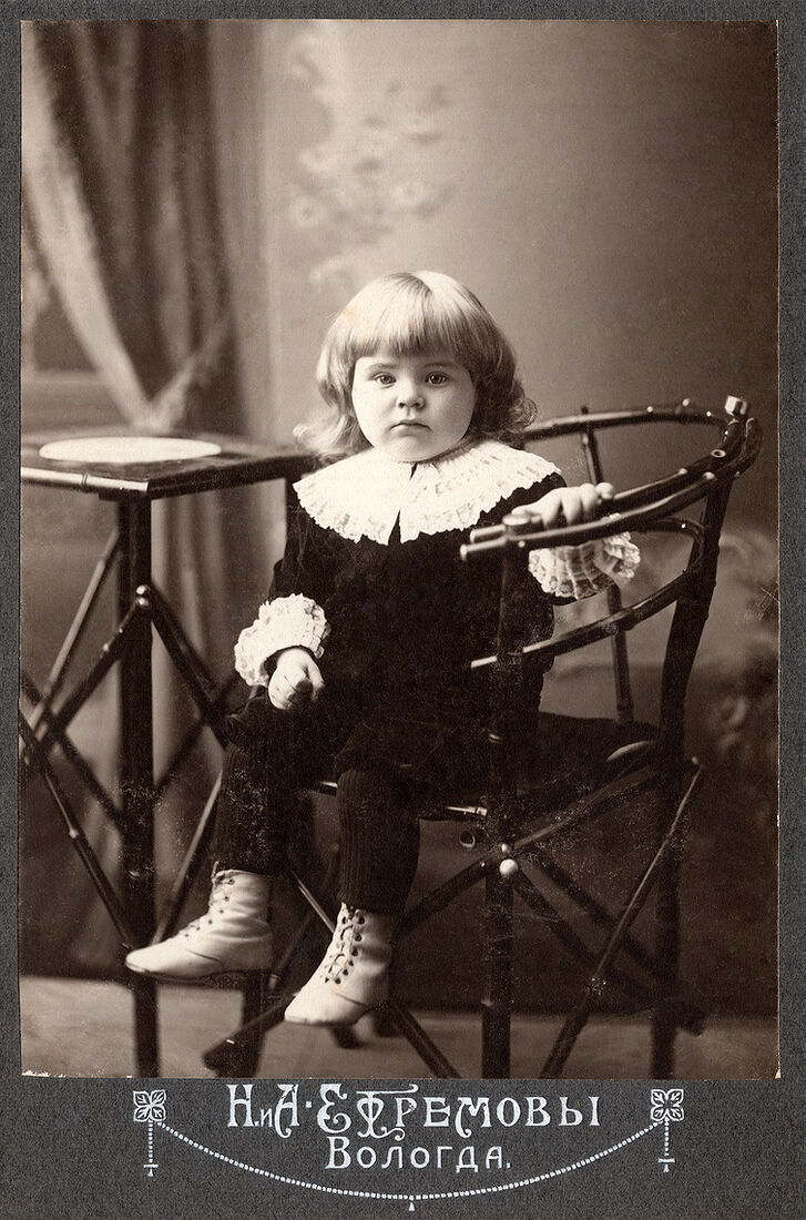 . Children. img1804_1_work.jpg Портретъ ребенка. Кабинетъ портретъ. На лицевой сторонѣ: Н. и А. Ефремовы Вологда. На оборотной сторонѣ: Дорогой тетѣ Зиночкѣ на память отъ любящаго ее племянника "Кокосеньки". 1 ноября 1911г. (Собранiе А.Л. Красоткина. Томъ XX).