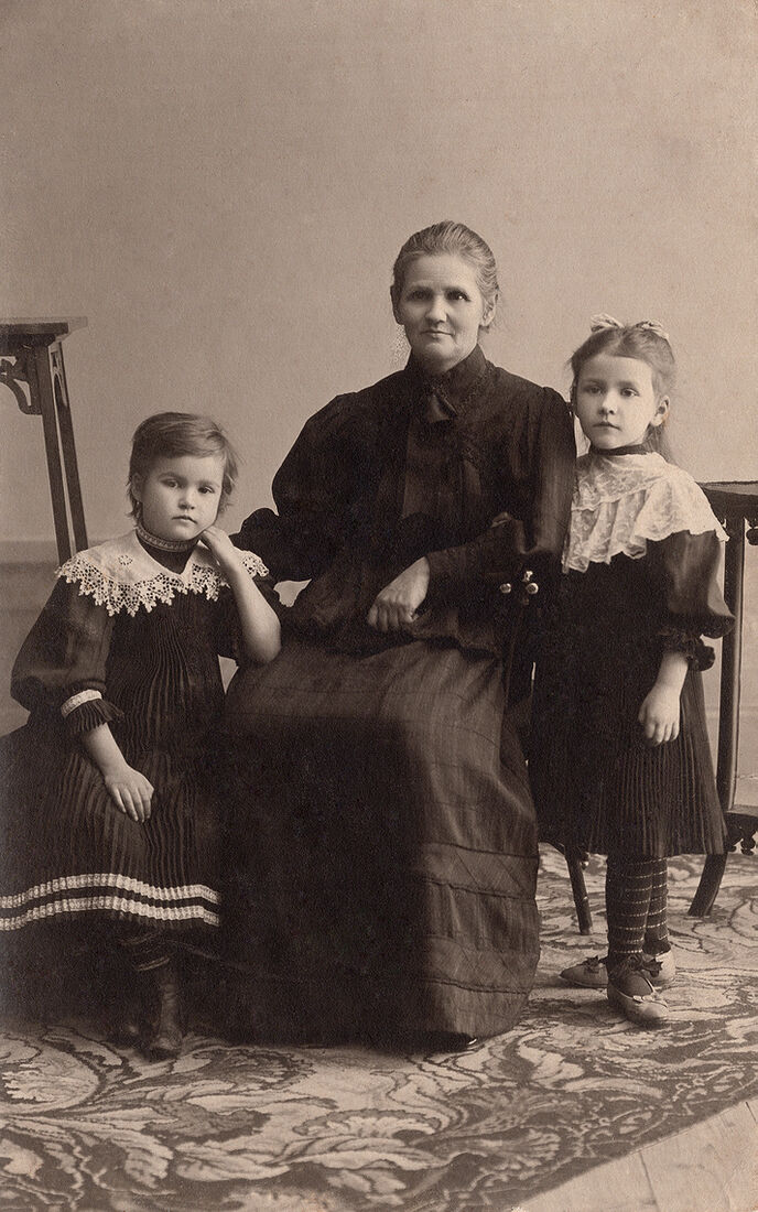 . Children. img1823_3_work.jpg Бабушка съ внучками. Открыточный форматъ. Оборотъ чистый.(Собранiе А.Л. Красоткина. Томъ XX).