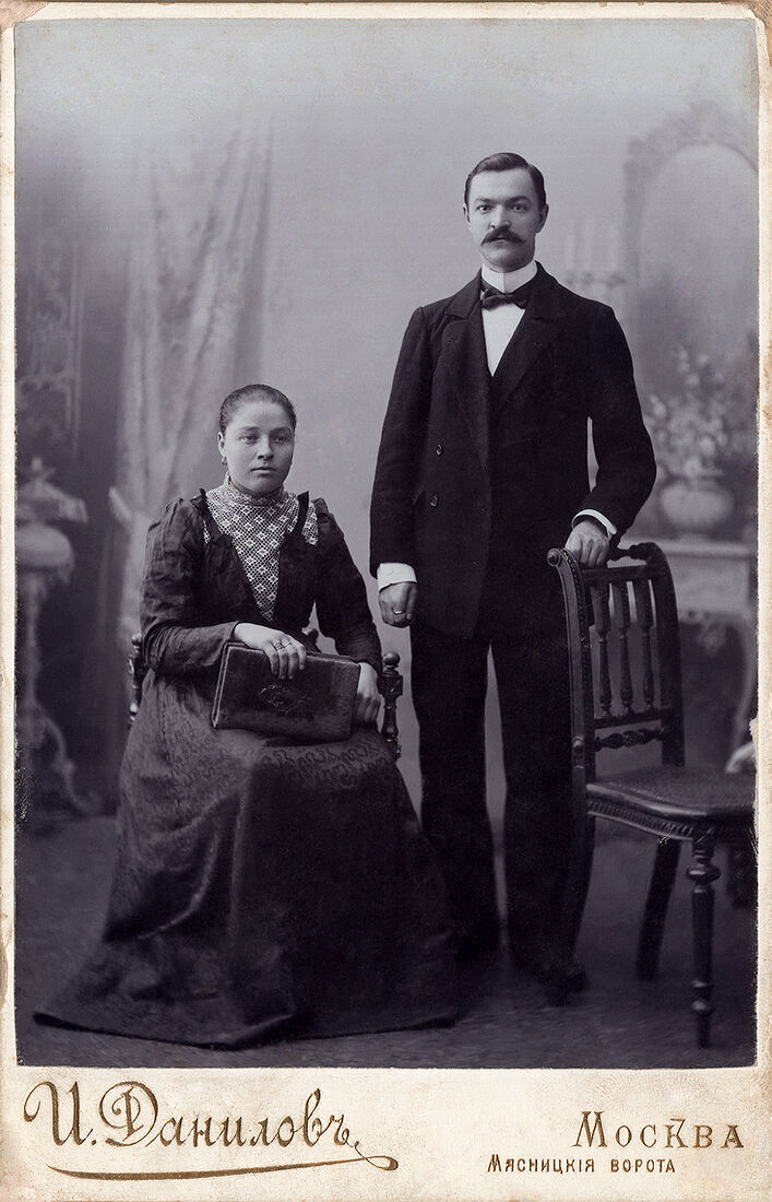 . Family Portrait. img1719_1_small.jpg Кабинетъ портретъ. На лицевой сторонѣ: И. Даниловъ Москва Мясницкiя Ворота. (Собранiе А.Л. Красоткина. Томъ XX).