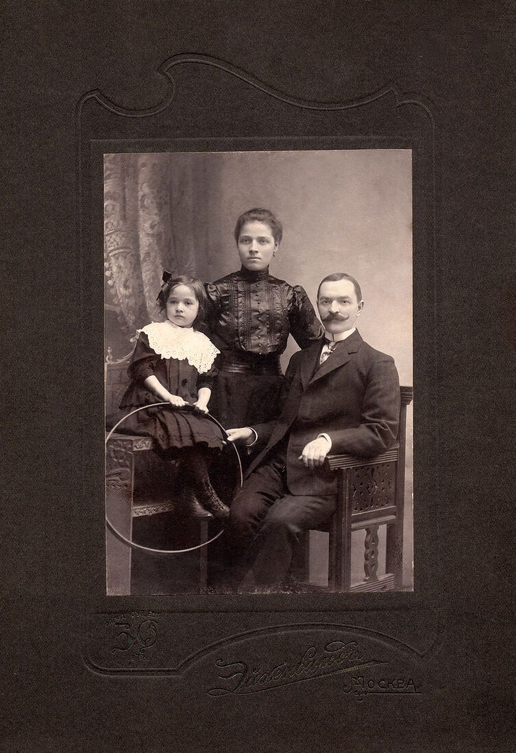 . Family Portrait. img1721_22,8х16,2_13,3х9,3_small.jpg Семейный портретъ. Бланкъ: 22,8х16,2 см Фото: 13,3х9,3 см На лицевой сторонѣ: Эйхенвальдъ Москва Оборотъ чистый. (Собранiе А.Л. Красоткина. Томъ XX).