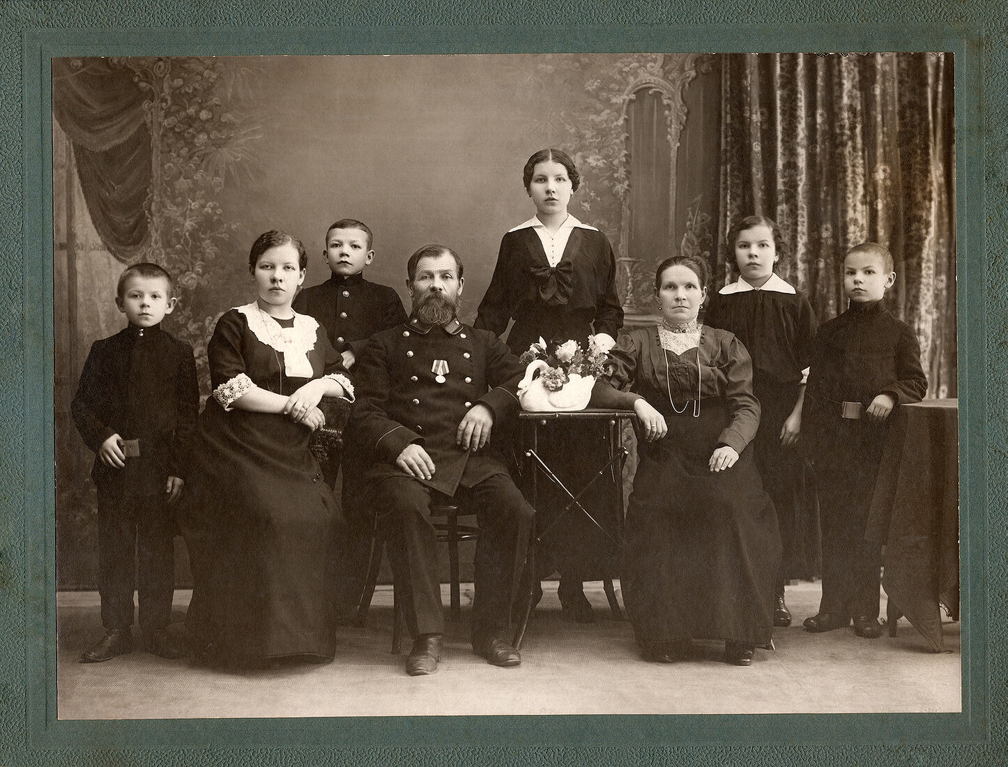 . Family Portrait. img1725_26,2х20,2_22,8х16,8_work_small.jpg Семейный портретъ. (у главы семейства на груди медаль "За усердiе"). Бланкъ: 26,2х20,2 см Фото: 22,8х16,8 см Оборотъ чистый. (Собранiе А.Л. Красоткина. Томъ XX).