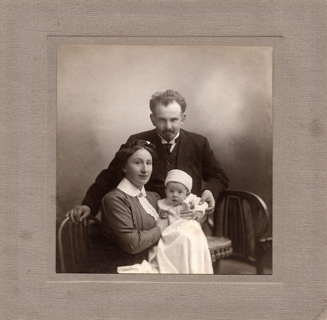 . Family Portrait. img1745_14,4х14_9,8х9,3_16,5х12,5_1_work.jpg Семейный портретъ. Бланкъ: 14,9х14,4 см Фото: 9,8х9,3 см Оборотъ чистый. (Собранiе А.Л. Красоткина. Томъ XX).