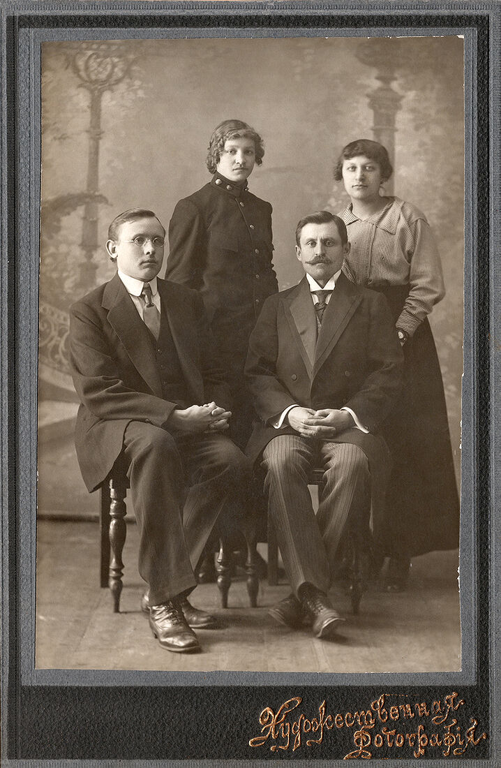 . Family Portrait. img1747_2_work.jpg Кабинетъ портретъ. На лицевой сторонѣ: Художественная Фотографiя На оборотной сторонѣ: Художественная Фотографiя Негативъ хранится. (Собранiе А.Л. Красоткина. Томъ XX).