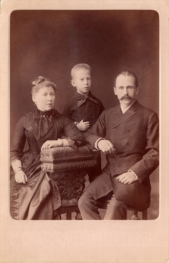 . Family Portrait. img1749_2_work.jpg Кабинетъ портретъ. На оборотной сторонѣ: 457-76 Телефонъ № 101. Константинъ Александровичъ Шапиро Фотографъ Императ. Академiи Художествъ Невскiй проспектъ д. Римско-Католической церкви № 32. Ст. Петербургъ. (Собранiе А.Л. Красоткина. Томъ XX).