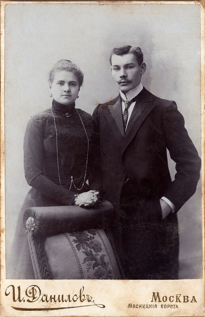 . Family Portrait. img1759_2_work.jpg Кабинетъ портретъ. На лицевой сторонѣ: И. Даниловъ Москва Мясницкiя ворота На оборотной сторонѣ: Художественная Фотографiя И. Данилова Москва Мясницкiя ворота д. Кабанова противъ телеграфа Негативы Хранятся. (Собранiе А.Л. Красоткина. Томъ XX).
