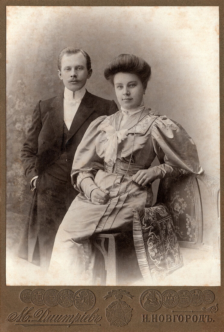 . Family Portrait. img1761_2_work.jpg Кабинетъ портретъ. На лицевой сторонѣ: М. Дмитрiевъ Н. Новгородъ На оборотной сторонѣ: М. Дмитрiевъ Н. Новгородъ Удостоинъ высшихъ наградъ за фотографiи съ натуры. (Собранiе А.Л. Красоткина. Томъ XX).