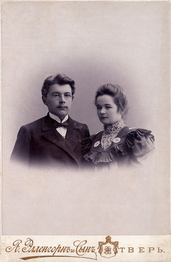 . Family Portrait. img1763_1_work.jpg Кабинетъ портретъ. На лицевой сторонѣ: Я. Элленгорнъ и Сынъ Тверь. На оборотной сторонѣ: Любимому шурину Александру Ивановичу Яшину от зятя и сестры Трош (неразборчиво) 1906г. iюня Я. Элленгорнъ и Сынъ въ Твери. Существуетъ съ 1872 года На углу Почтовой площади и Косой-Новгородской улицы Собственный домъ. (Собранiе А.Л. Красоткина. Томъ XX).