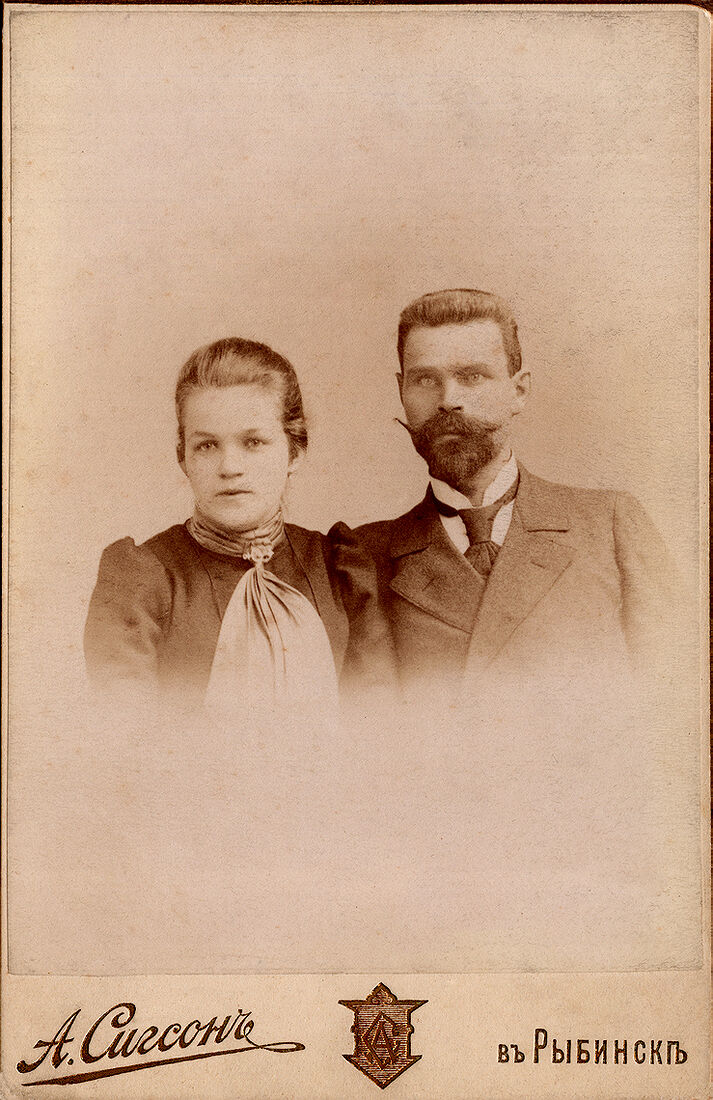 . Family Portrait. img1763_2_work.jpg Кабинетъ портретъ. На лицевой сторонѣ: А. Сигсонъ въ Рыбинскѣ На оборотной сторонѣ: Фотографiя А. Сигсона въ Рыбинскѣ. (Собранiе А.Л. Красоткина. Томъ XX).