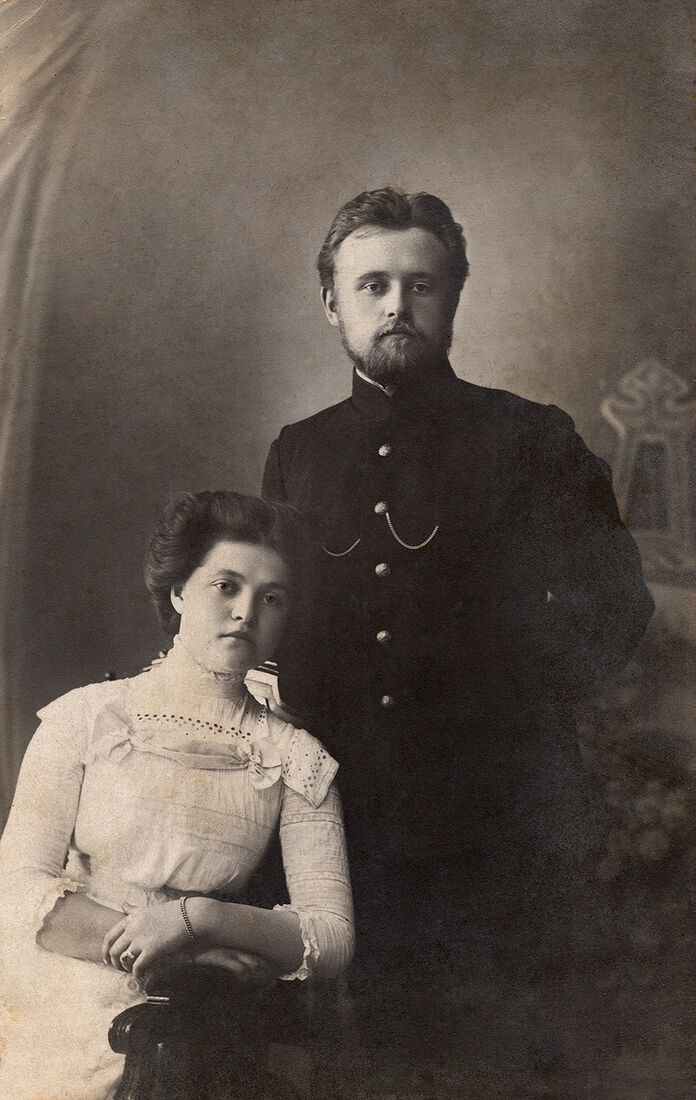 . Family Portrait. img1767_3_work.jpg Портретъ молодой пары. Открыточный форматъ. Оборотъ чистый. (Собранiе А.Л. Красоткина. Томъ XX).