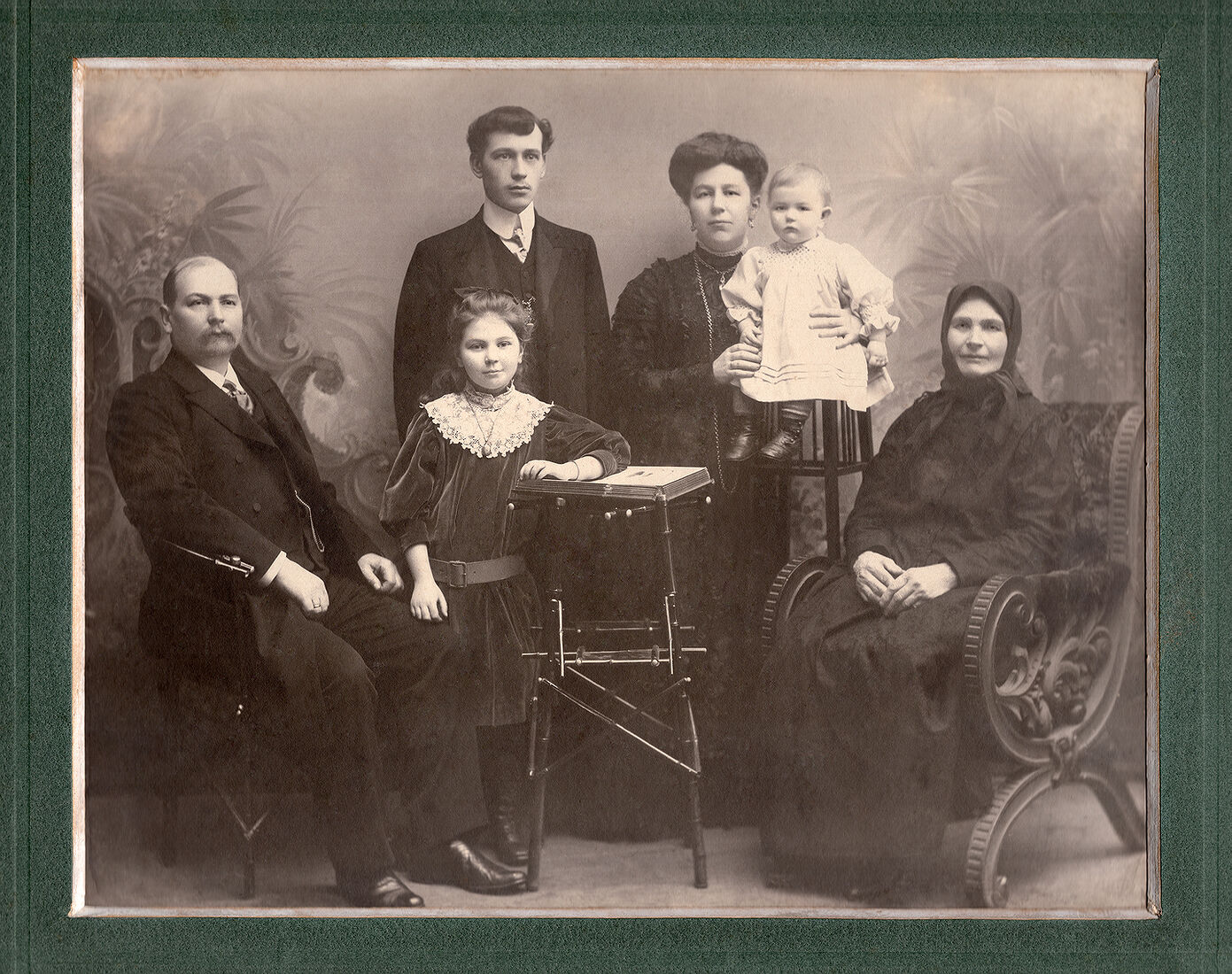 . Family Portrait. img1802_34,2х26,2_22х17,5_work.jpg Семейный портретъ. Фото: 22х17,5 см Бланкъ: 34,2х26,2 см На оборотной сторонѣ: Федор Фед., т. Леля, Ник. Фед., бабушка, мама Фот. Р. Шарль Невскiй пр., 78. В.О.; Никол. н. 25. (Собранiе А.Л. Красоткина. Томъ XX).