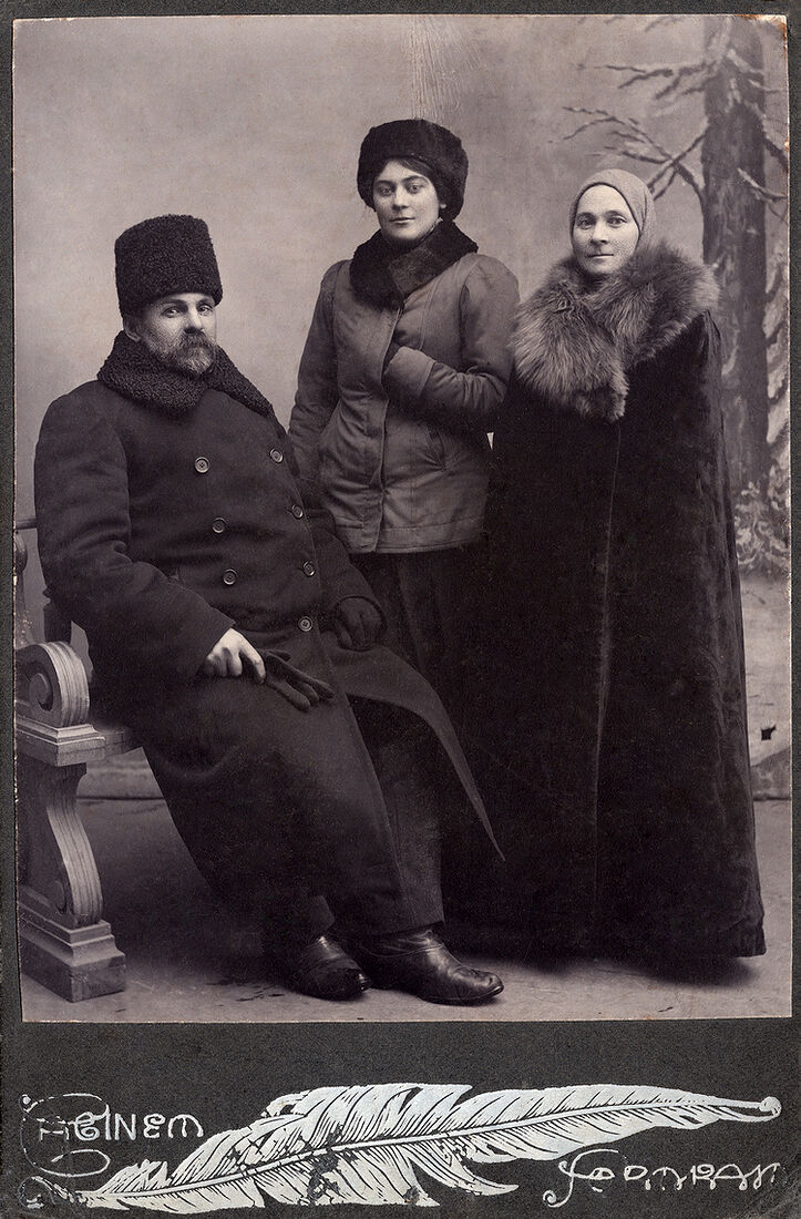 . Family Portrait. img1807_1_work.jpg Кабинетъ портретъ. На лицевой сторонѣ: Cabinet Portrait Оборотъ чистый. (Собранiе А.Л. Красоткина. Томъ XX).