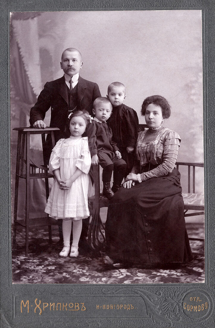 . Family Portrait. img1807_2_work.jpg Кабинетъ портретъ. На лицевой сторонѣ: М. Хрипковъ Н.- Новгородъ отд. Сормово На оборотной сторонѣ: Фотографiя М. Хрипкова Нижнiй-Новгородъ Ошарская ул., д. Фонъ-Бринъ отдѣленiе Сормово Негативы хранятся №. (Собранiе А.Л. Красоткина. Томъ XX).
