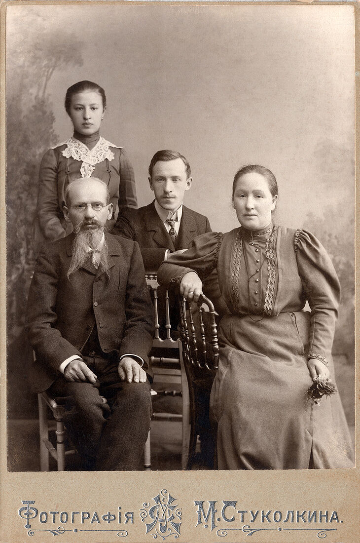 . Family Portrait. img1809_1_work.jpg Кабинетъ портретъ. На лицевой сторонѣ: Фотографiя М. Стуколкина На оборотной сторонѣ: Фотографiя М. Стуколкина С. Петербургъ Петерб. ст. Большой пр. № 38-40 Сестрорѣцкъ Офицерская ул. домъ Греховой. Негативы сохраняются. (Собранiе А.Л. Красоткина. Томъ XX).