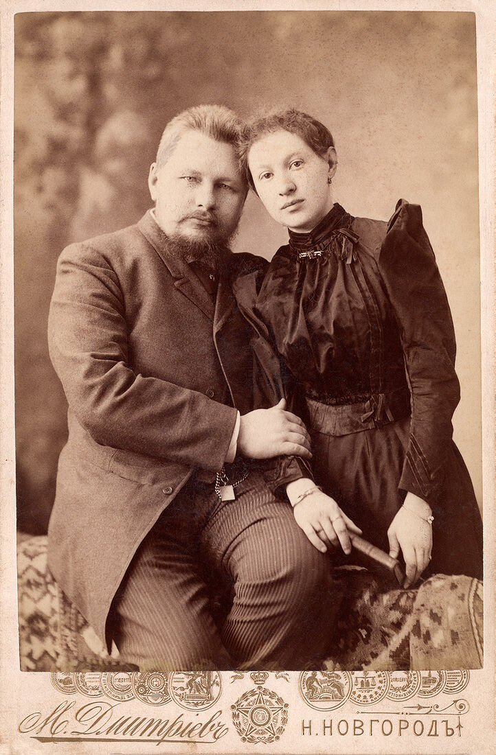 . Family Portrait. img1830_1_work.jpg Кабинетъ портретъ. На лицевой сторонѣ: Логиновы М. Дмитрiевъ Н. Новгородъ На оборотной сторонѣ: М. Дмитрiевъ Н. Новгородъ Удостоенъ Высшихъ наградъ за фотографiи съ натуры. (Собранiе А.Л. Красоткина. Томъ XX).