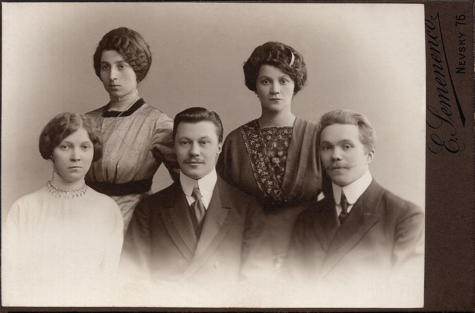 . Family Portrait. img1811_2_work.jpg Кабинетъ портретъ. На лицевой сторонѣ: E. Semenenko Nevsky 76. На оборотной сторонѣ: Фотографiя Е. Семененко С. Петербургъ Невскiй пр. № 76 Уголъ Литейнаго пр. Телефонъ 82-46. (Собранiе А.Л. Красоткина. Томъ XX).
