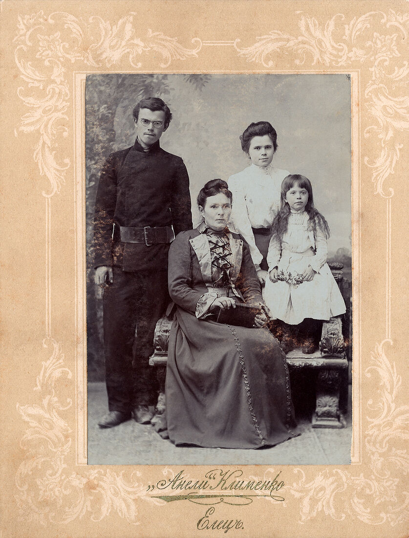 . Family Portrait. img1834_1_work.jpg Семейный портретъ. На лицевой сторонѣ: "Анели" Клименко Елецъ. На оборотной сторонѣ: К.К. Сiи лица сняты 18 августа 1903 года. На добрую память многоуважаемымъ Густаву Антоновичу и Модестѣ Романовнѣ отъ искренно уважающихъ Кутеповыхъ. 1903 года. 14 декабря. (Собранiе А.Л. Красоткина. Томъ XX).