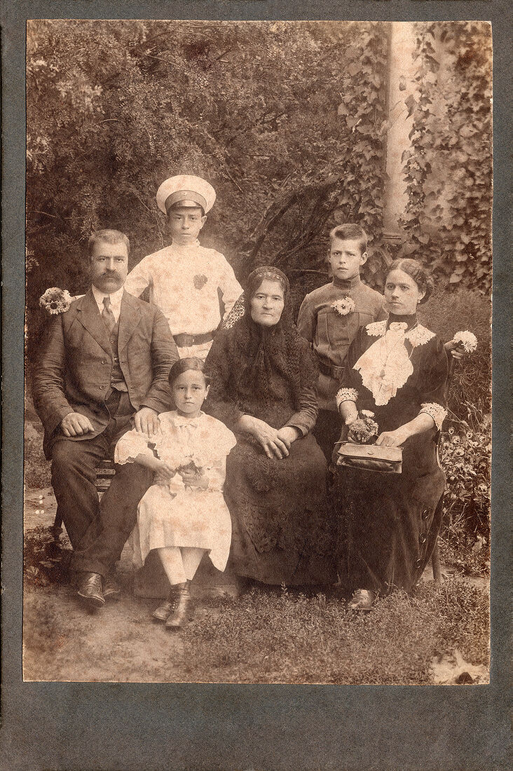 . Family Portrait. img1834_2_work.jpg Семейный портретъ. Кабинетъ портретъ. Оборотъ чистый. (Собранiе А.Л. Красоткина. Томъ XX).