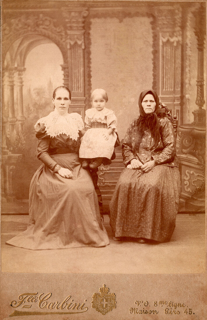 . Family Portrait. img1836_1_work.jpg Кабинетъ портретъ. На лицевой сторонѣ: F. Carbini V.O. 8 me ligne Maison Girs 45. На оборотной сторонѣ: Фотографiя Бр. Карбини С. Петербургъ Вас. Остр. 8 линiя, домъ Гирса, №45. Негативъ хранится. (Собранiе А.Л. Красоткина. Томъ XX).