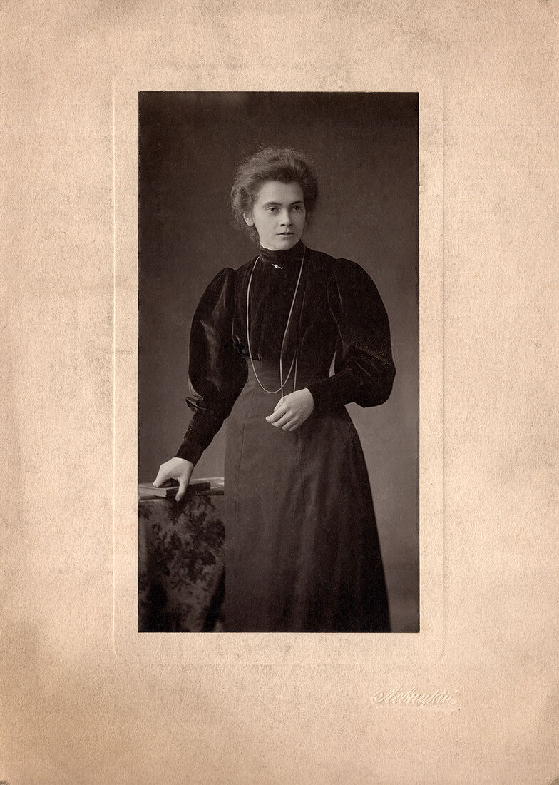 Портретъ дѣвушки.    Бланкъ: 22,3х15,5 см  Фото: 14,8х7,8 см  На лицевой сторонѣ:   Левицкiй  Оборотъ чистый. (Собранiе А.Л. Красоткина. Томъ XX). (Собранiе А.Л. Красоткина. Томъ XX).