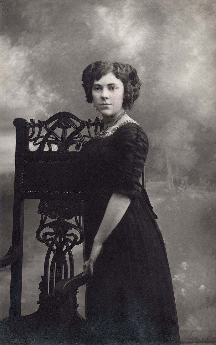 Портретъ дѣвушки.  Открыточный форматъ.  Оборотъ чистый. (Собранiе А.Л. Красоткина. Томъ XX).