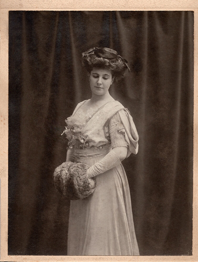 Портретъ молодой дамы съ муфтой.  Фото: 15,2х11,4 см  Оборотъ чистый. (Собранiе А.Л. Красоткина. Томъ XX).