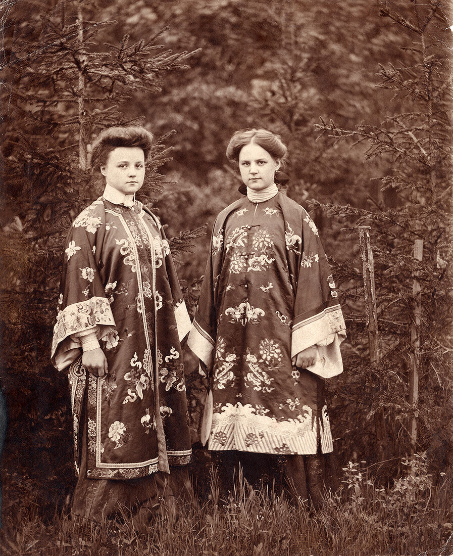 Дѣвушки въ народныхъ платьяхъ.  Фото: 15,2х12,2 см  Оборотъ чистый. (Собранiе А.Л. Красоткина. Томъ XX).