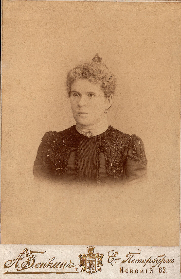 Эмилия Карловна Павловская - русская оперная и камерная певица.  Кабинетъ портретъ.  На лицевой сторонѣ:   А. Бенкинъ С. Петербургъ  Невскiй 63.  На оборотной сторонѣ:   Дорогому сыну мать  Павловская Эмма Карловна  Фотографiя А. Бенкина  С. Петербургъ Невскiй 63  Противъ Надеждинской ул.  Негативъ хранится. (Собранiе А.Л. Красоткина. Томъ XX).