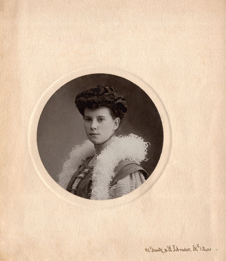 Портретъ молодой женщины.  Бланкъ: 18,5х15,7 см  Фото: 8,6ъх8,6 см  На лицевой сторонѣ:   H. Rentz & F. Schrader  St. Petersbourg  Оборотъ чистый. (Собранiе А.Л. Красоткина. Томъ XX).