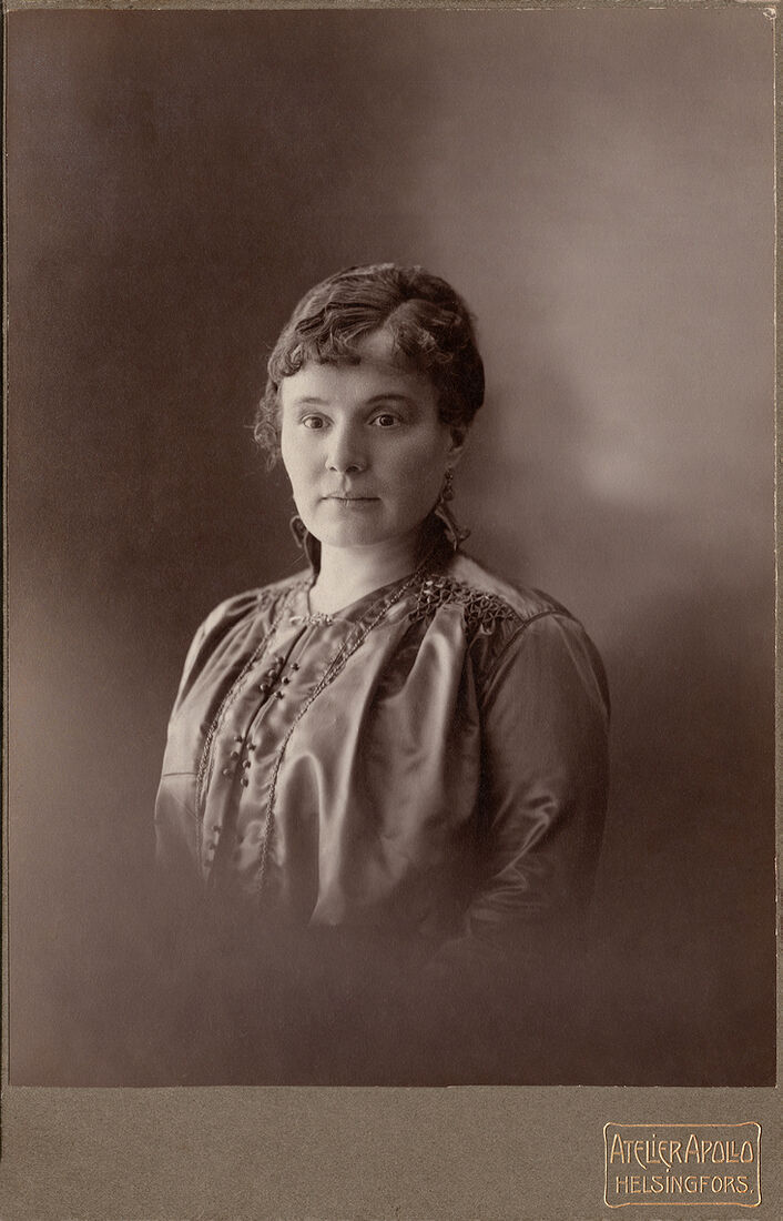 Кабинетъ портретъ.  На лицевой сторонѣ:  Atelier Apollo  Helsingfors.  На оборотной сторонѣ:  Atelier Apollo  Helsingfors. (Собранiе А.Л. Красоткина. Томъ XX).