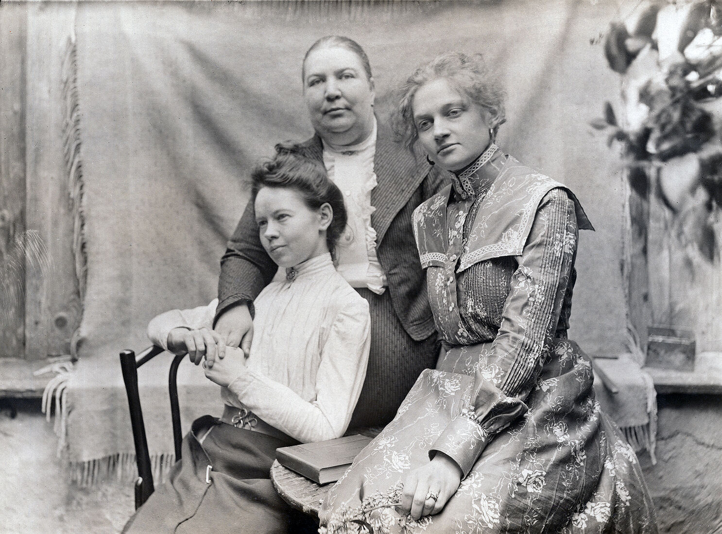 Групповой портретъ  Фото: 16,7х12,2 см  Оборот чистый. (Собранiе А.Л. Красоткина. Томъ XX).