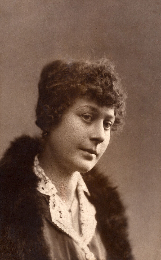 Портретъ молодой женщины.  Открыточный форматъ.  На оборотной сторонѣ:  В день свадьбы  R. Charles, Nevsky 78. (Собранiе А.Л. Красоткина. Томъ XX).